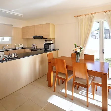 Adamou Gardens דירה
