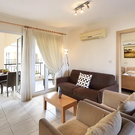 Adamou Gardens 公寓
