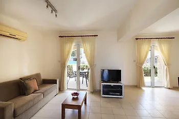 公寓 Adamou Gardens