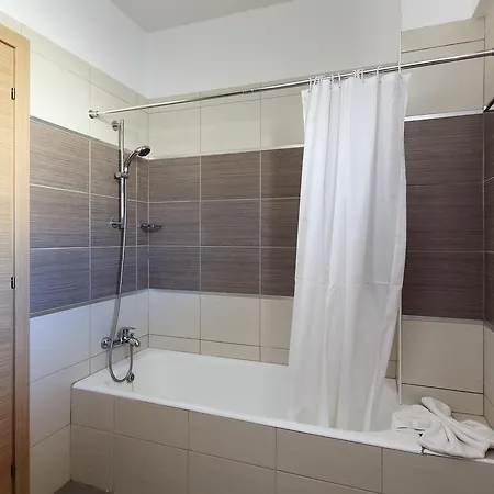 Adamou Gardens Apartment *